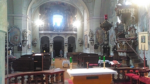 Interiér kostela s pohledem od oltáře
