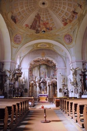 Interiér kostela s pohledem k oltáři